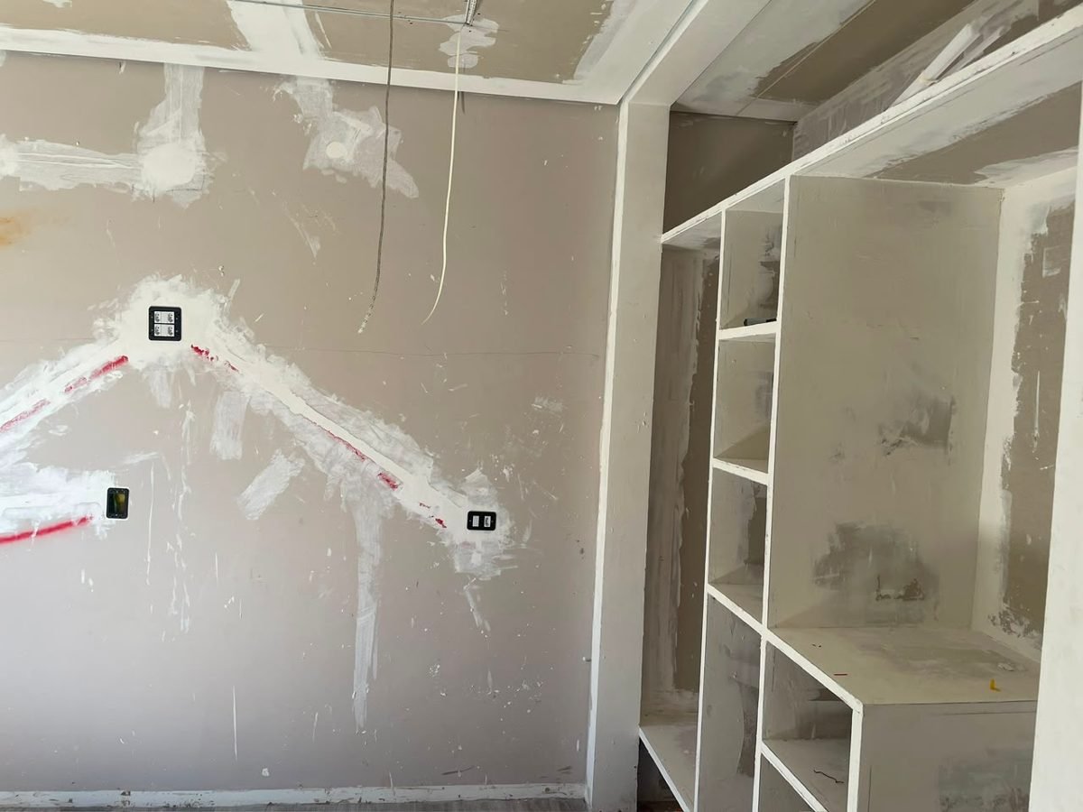 Closet antes: parede em massa corrida sem pintura e marcenaria crua