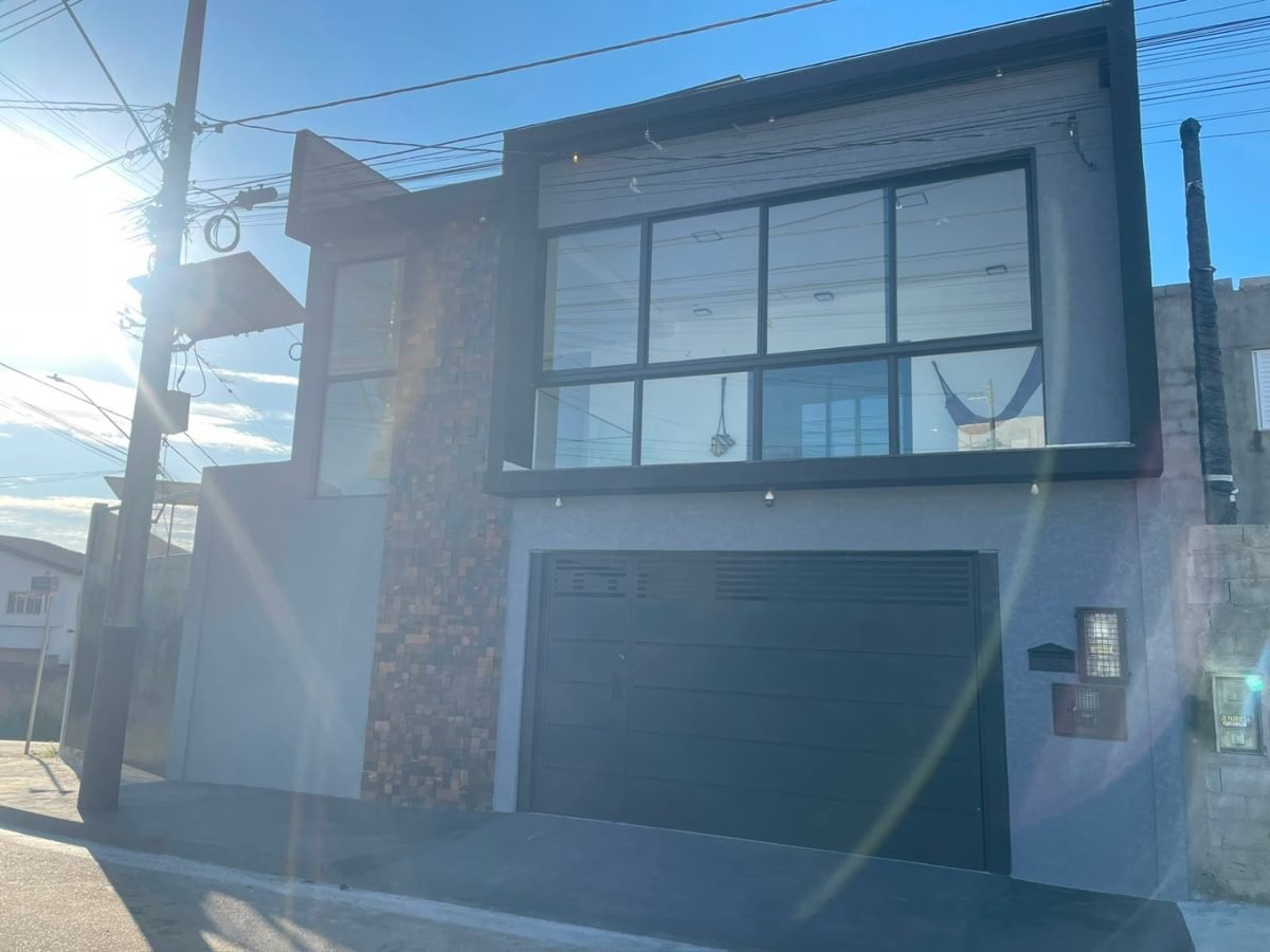 Fachada residencial depois: acabamento pintado em tons claros e uniformes